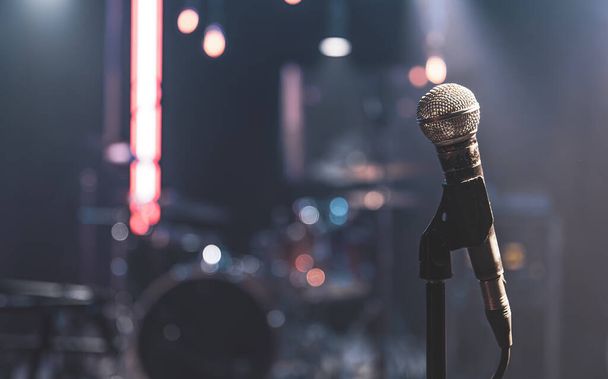 Gros plan d'un microphone sur une scène de concert avec un bel éclairage. - Photo, image