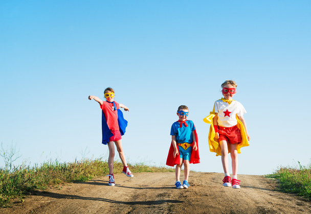 Kinder verhalten sich wie Superhelden - Foto, Bild