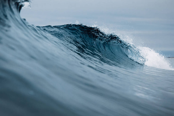 Szörfözés a Csendes-óceánon. Ideális hullámok szörfözéshez - Fotó, kép