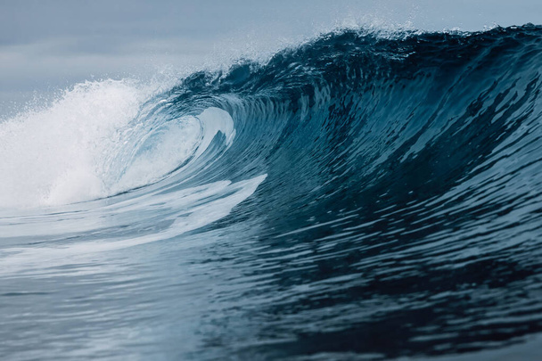 ガラスの海の波。ハワイでサーフィンするのに最適なうねり - 写真・画像