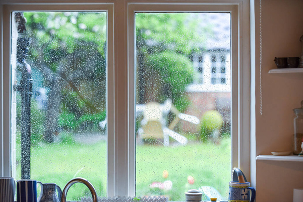 Cucina vista interna in una giornata piovosa guardando attraverso la finestra - Foto, immagini