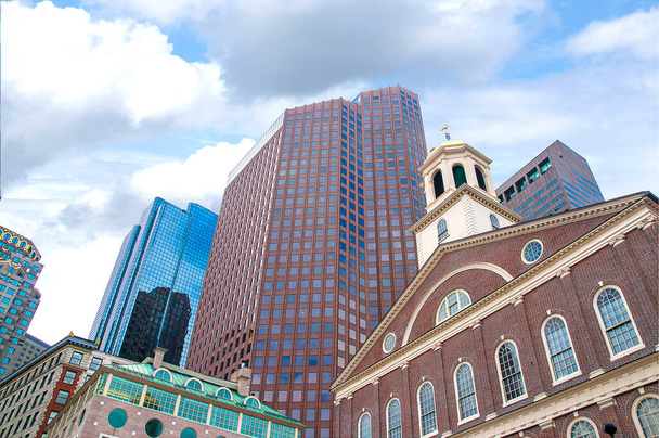 Boston Skyline con la Old State House.Boston è la capitale e la città più grande del Massachusetts, ed è una delle città più antiche degli Stati Uniti - Foto, immagini