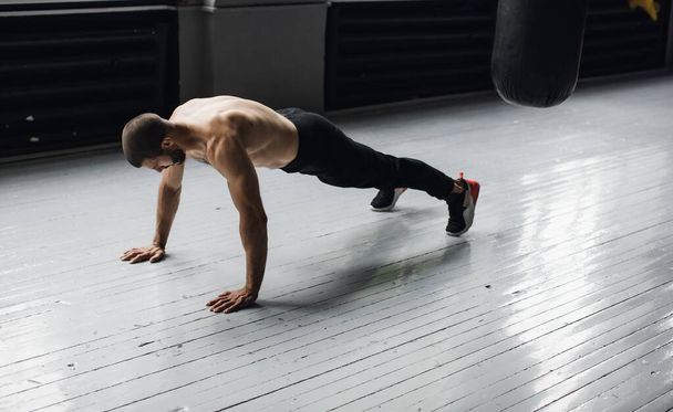 Young muscular athlete doing suspension pushups - Photo, image