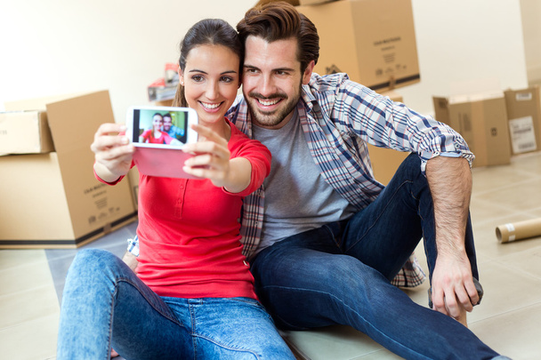 Young couple  taking selfies in their new home - Foto, Bild