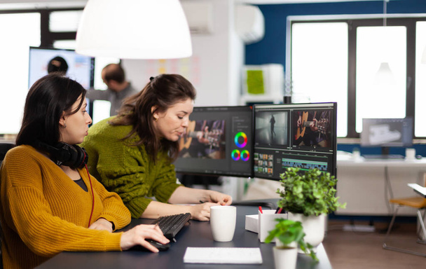 Team van vrouwelijke videografen werkt met moderne postproductiesoftware - Foto, afbeelding