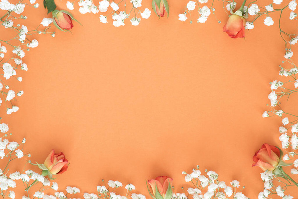 Květinový rám s oranžovými růžemi a bílými květy. - Fotografie, Obrázek