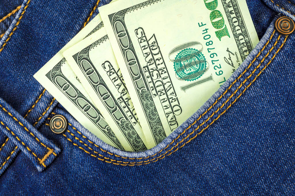 Χαρτονομίσματα των 100 δολαρίων σε τσέπη blue jeans close up, business and finance - Φωτογραφία, εικόνα