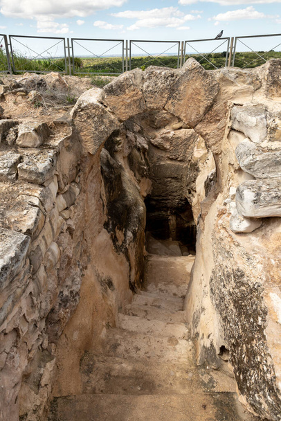 Die Ausgrabungen am Eingang der Wirtschaftshöhle - Kolumbarium - ein Taubenschlag in der Nähe der Ausgrabungen der antiken Maresha-Stadt in Beit Guvrin, in der Nähe von Kiryat Gat in Israel - Foto, Bild