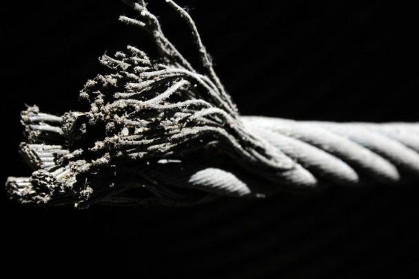 ocelové lano na černém pozadí - Fotografie, Obrázek