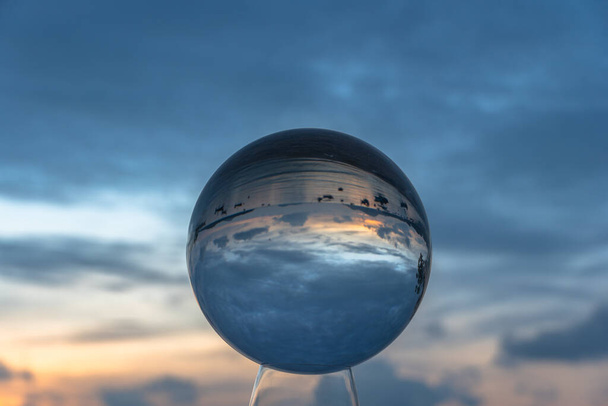 vista do mar e do céu dentro da bola de cristal. A vista natural do mar e do céu não é convencional e bela. - Foto, Imagem