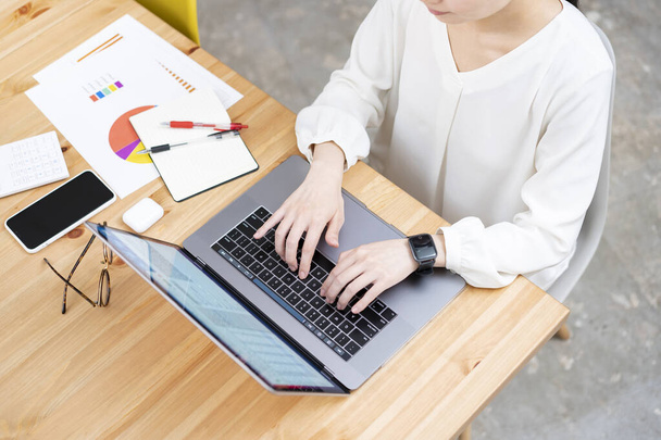 Asiatische junge Frau arbeitet mit einem Laptop - Foto, Bild