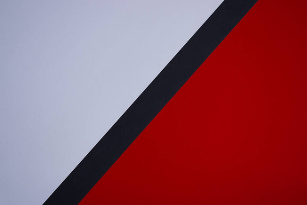 Fond divisé en diagonale rouge et blanc avec bande noire - Photo, image