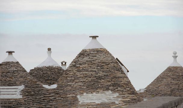 το trullo είναι ένα είδος κωνικής κατασκευής στην παραδοσιακή ξερολιθιά της Απουλίας. Χρησιμοποιούνται ως καταφύγια στην ύπαιθρο ή ως κατοικίες για τους αγρότες. - Φωτογραφία, εικόνα