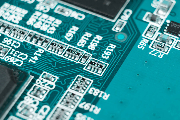 抵抗マイクロチップと電子部品と回路基板のマクロショット。コンピュータハードウェア技術。統合通信プロセッサ。情報工学だ。半導体。PCB 。閉鎖 - 写真・画像