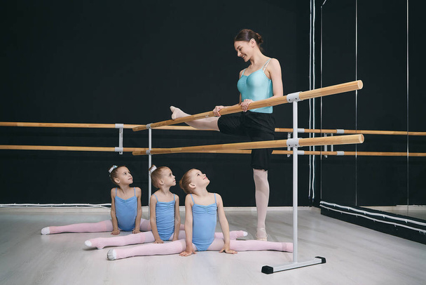 little girls in a class at a choreographic school watch the teacher. - Фото, зображення