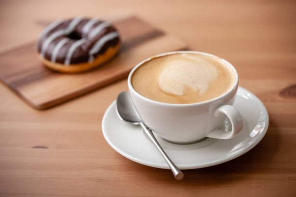 Cup of coffee and chocolate donut - Foto, Bild