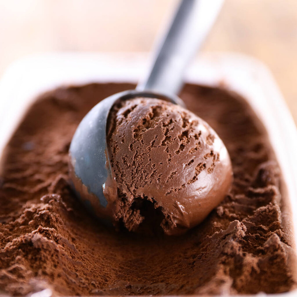 scooping chocolate ice cream - Foto, Bild