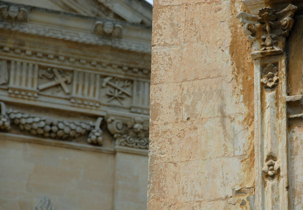 архитектурные детали базилики Санта-Кроче, замечательная барочная церковь в историческом центре Лечче в Саленто в Апулии. - Фото, изображение