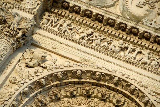 архитектурные детали базилики Санта-Кроче, замечательная барочная церковь в историческом центре Лечче в Саленто в Апулии. - Фото, изображение