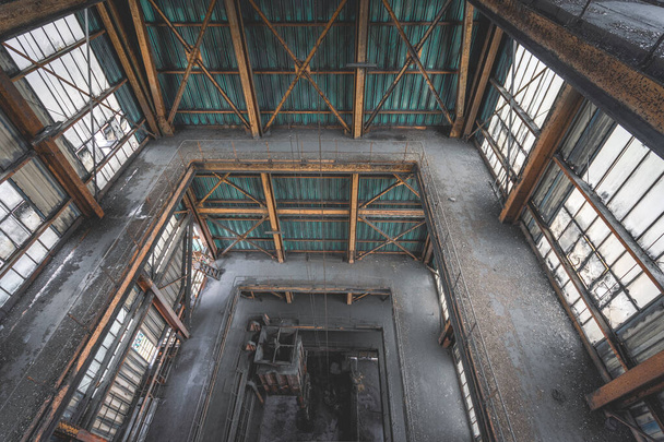 Урбекс, заброшенная старая фабрика где-то в Бельгии. - Фото, изображение