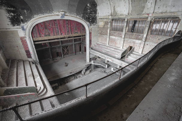 Urbex, Belçika 'da bir yerlerde terk edilmiş eski bir tiyatro.. - Fotoğraf, Görsel