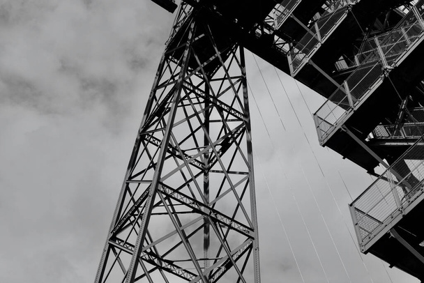 Imagem de close-up preto e branco de uma seção da ponte de transporte de Newport, construída em 1902 atravessa o rio Usk em Newport e é uma estrutura listada grau 1 com seções cantilevered, a treliça viga principal dá-lhe um comprimento total de 232m - Foto, Imagem