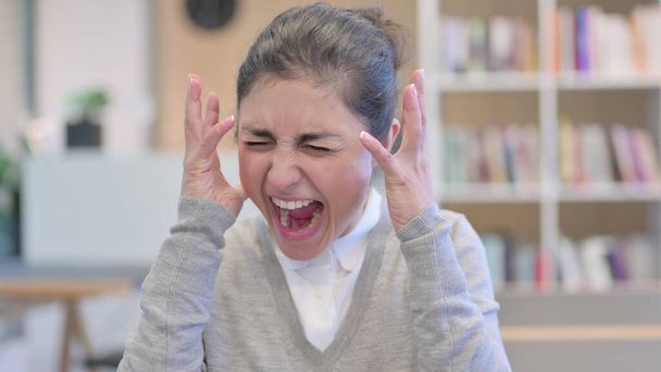Pettynyt nuori intialainen nainen huutaa kovaa - Valokuva, kuva