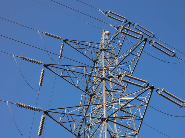 Tours métalliques supportant les câbles en cuivre qui transportent l'énergie électrique ; tours au-dessus du ciel bleu : tours à haute tension, travaux d'ingénierie pour soutenir le câble électrique - Photo, image