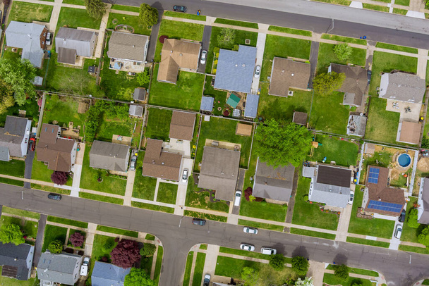 Vista panorámica de un barrio en azoteas de casas de zona residencial casas de verano - Foto, Imagen
