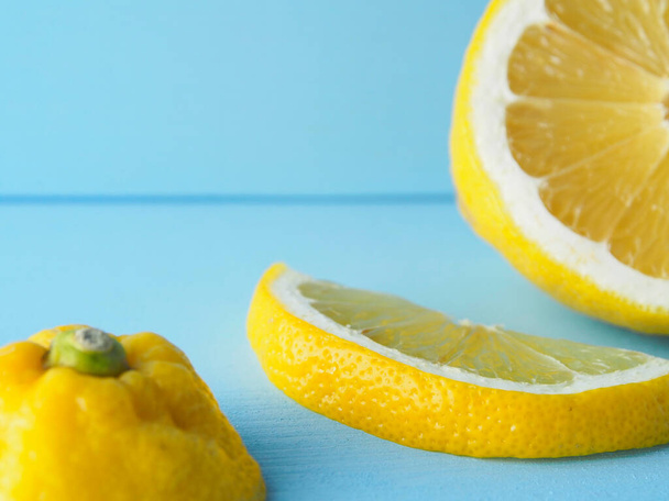 Vista da vicino tu limone affettato su sfondo di legno blu. Copia spazio. - Foto, immagini