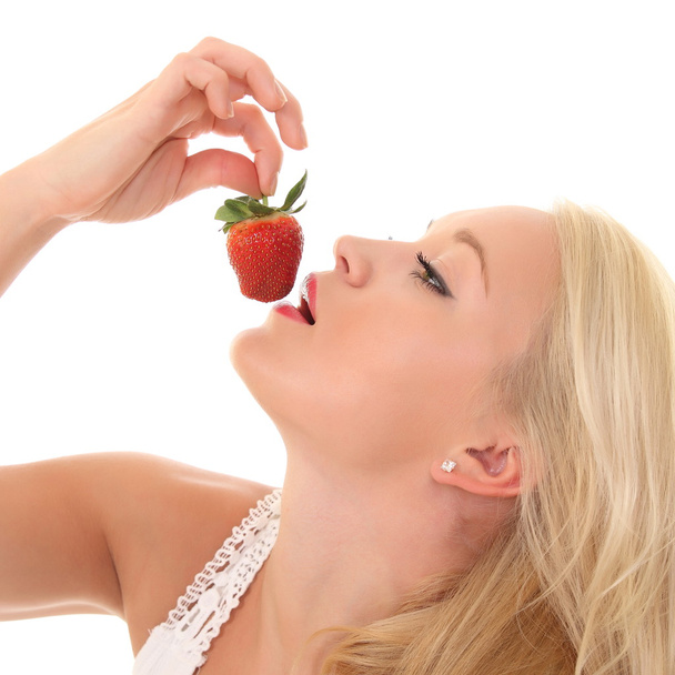 woman eats strawberry - Valokuva, kuva