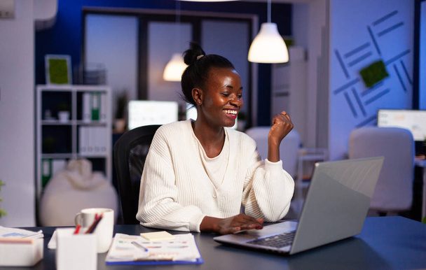 Счастливая африканская женщина после прочтения электронной почты с хорошими новостями - Фото, изображение