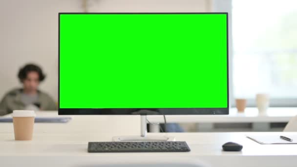 Primo piano del desktop con schermo chiave croma verde  - Filmati, video