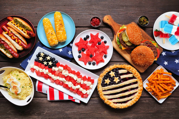Július 4., hazafias, amerikai témájú étel. Asztali jelenet felett egy sötét fa háttér. - Fotó, kép