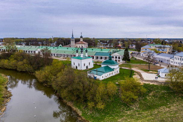 panoraamanäkymät Suzdalin kaupungin temppelien ja luostarien historialliseen keskustaan sateessa, joka on kuvattu droonista  - Valokuva, kuva