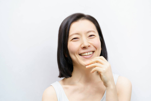 Mulheres asiáticas tocando seus rostos (40 ou 50 anos)  - Foto, Imagem
