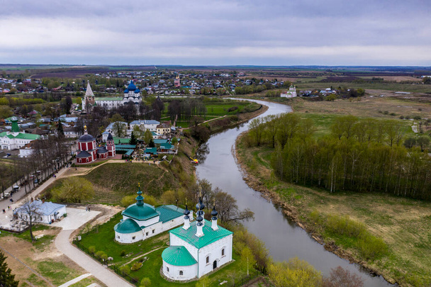 panoramiczny widok na historyczne centrum świątyń i klasztorów miasta Suzdal w deszczu filmowane z drona  - Zdjęcie, obraz