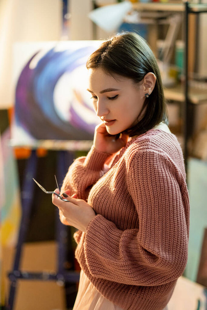 arte pasión pintura hobby mujer artista taller - Foto, imagen