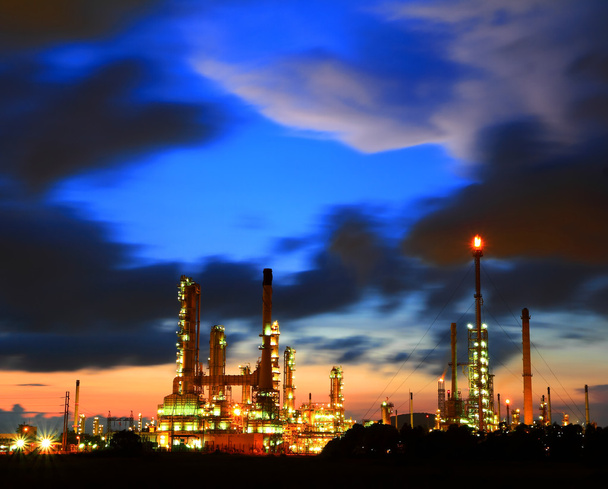 Planta petroquímica refinería de petróleo en el crepúsculo
 - Foto, Imagen
