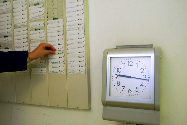 un reloj de asistencia o reloj de tiempo como grabación de tiempo de trabajo - Foto, imagen