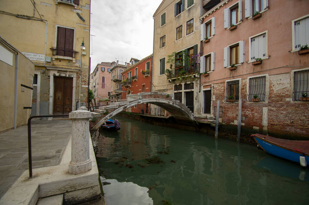 Une vieille brigade sans balustrade à Venise, Italie - Photo, image
