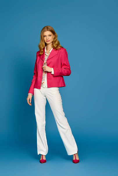businesswoman in pink jacket and white trousers - Zdjęcie, obraz