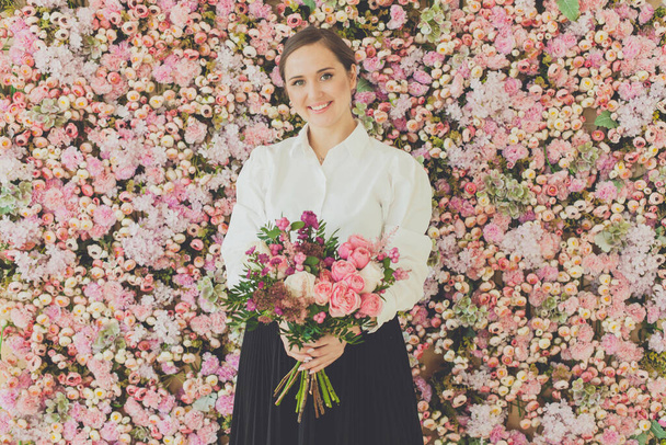 Šťastná krásná žena s kyticí růží květiny, Dámský den koncept - Fotografie, Obrázek