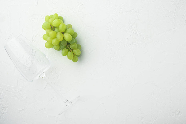 赤と白のブドウセット、緑の果物、白い石の背景に、テキストのためのコピースペースとトップビューフラットレイアウト - 写真・画像
