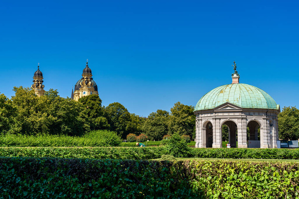Parque Hofgarten con Dianatempel en Munich. El Pabellón Diana y los terrenos del Hofgarten, adyacentes a la Residenz Munich y Odeonsplatz. - Foto, Imagen