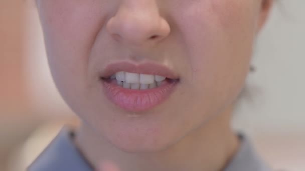 Close up de jovem indiana mulher com dor de dente - Filmagem, Vídeo