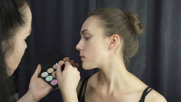 Видео мастера нанесения макияжа на лицо - Фото, изображение