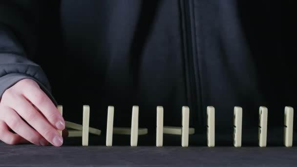 Стрельба женщины размещение домино блоки на черном - Кадры, видео