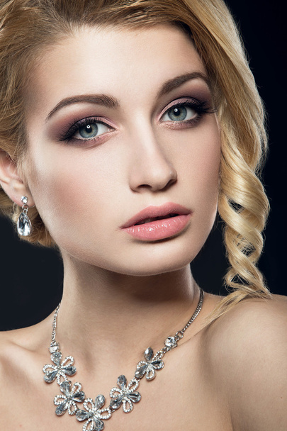 Beautiful woman with evening make-up and hairstyle - Fotoğraf, Görsel