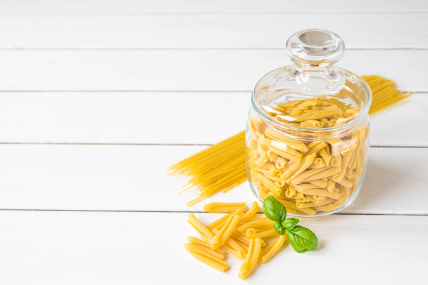 Ungekochte italienische Pasta Casarecce und Spaghetti - Foto, Bild
